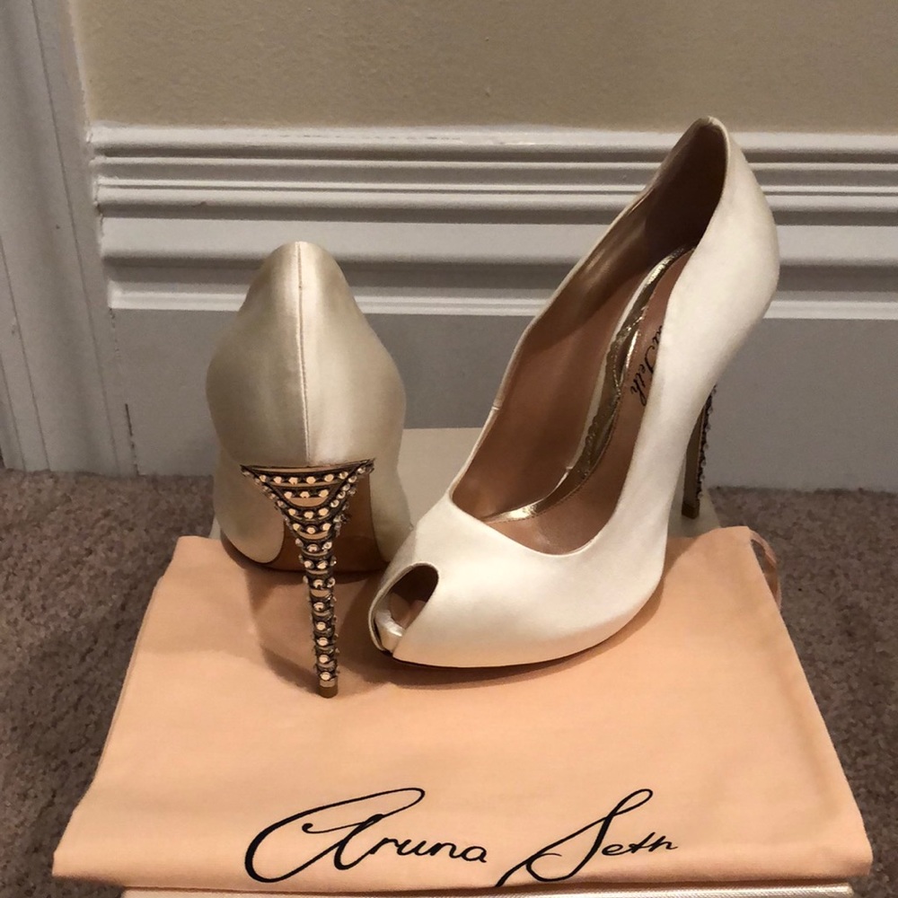 Brand new Aruna Seth satin ivory heels